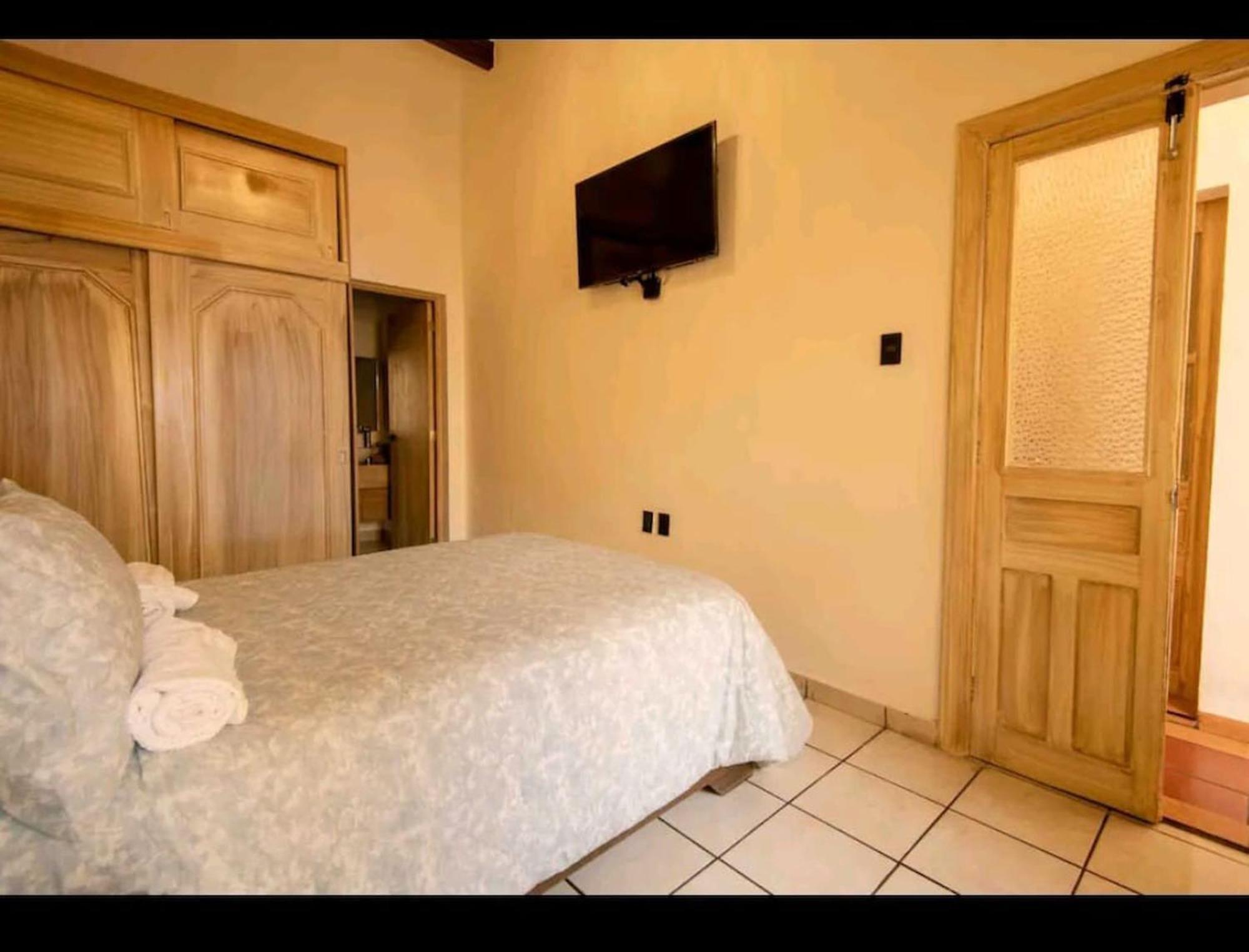 In Guest - 3 2 Personas, Cama Matrimonial * Morelia